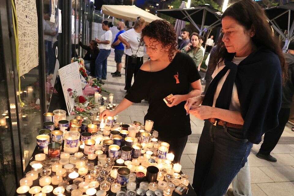 עמדת זיכרון לימנו זלקה ז"ל בכניסה לפיצרייה בה נרצח , קוקו