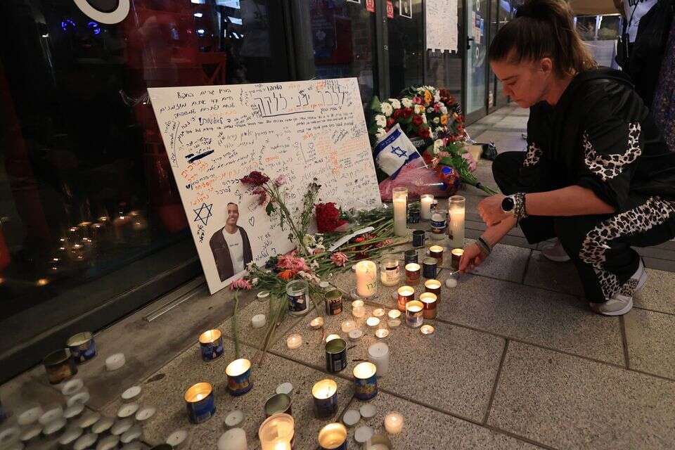 עמדת זיכרון לימנו זלקה ז"ל בכניסה לפיצרייה בה נרצח , קוקו