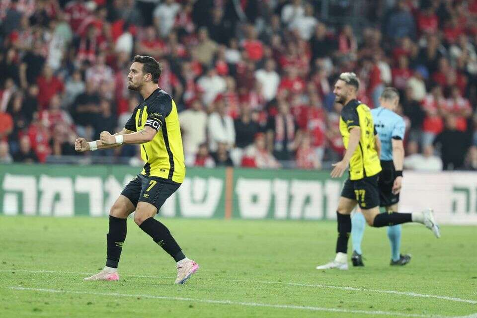 ירדן שועה ועומר אצילי חוגגים מול האוהדים ההמומים של הפועל באר שבע , אלן שיבר