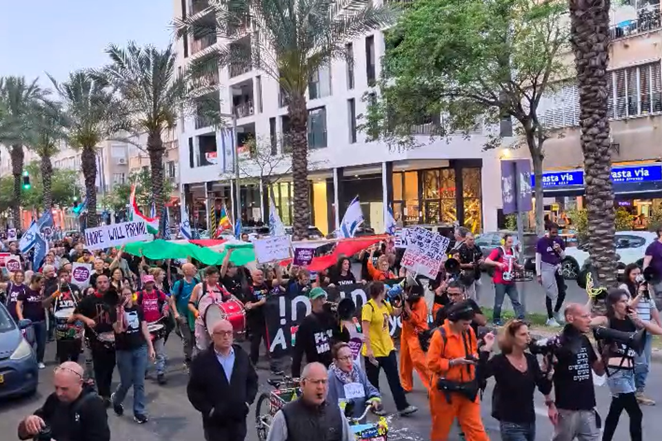 מפגינים בדרך לכיכר הבימה , ללא