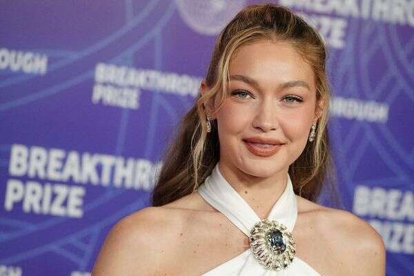 ג'יג'י חדיד מגיעה לטקס פרסי "פריצת הדרך" (Breakthrough) ה-12, 18 באפריל 2026,סנטה מוניקה, קליפורניה , AP