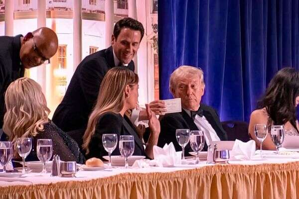 המנטליסט יליד נהריה עוז פרלמן מציג פתק לנשיא טראמפ ולגברת הראשונה מלאניה טראמפ, שניות לפני נסיון ההתנקשות , מתוך סרטון של USA TODAY ביוטיוב