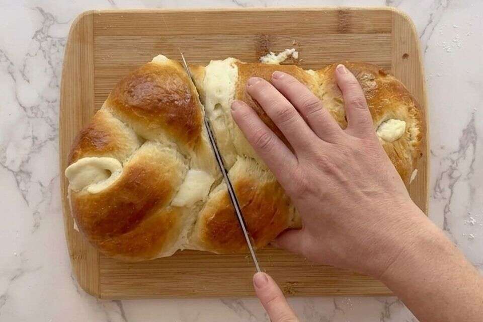 חלה או עוגת גבינה? המאפה המפתיע שמחרפן את הרשת