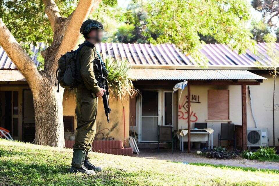 חייל מאבטח את עבודות איתור החללים בקיבוץ חולית , יואב דודקביץ