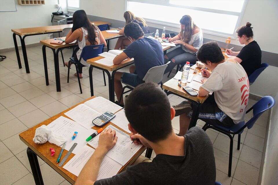 תלמידים נבחנים בבחינות בגרות , יהושע יוסף