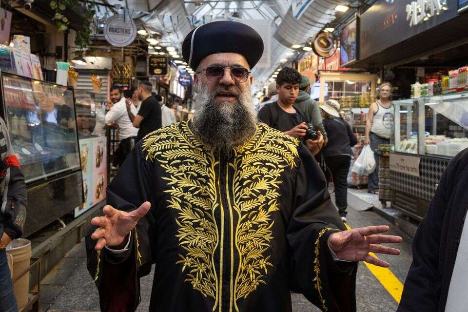 בדיחה עם זקן. כוכב הרשת אייל ציונוב, שהתחזה לרב הראשי , אורן בן חקון