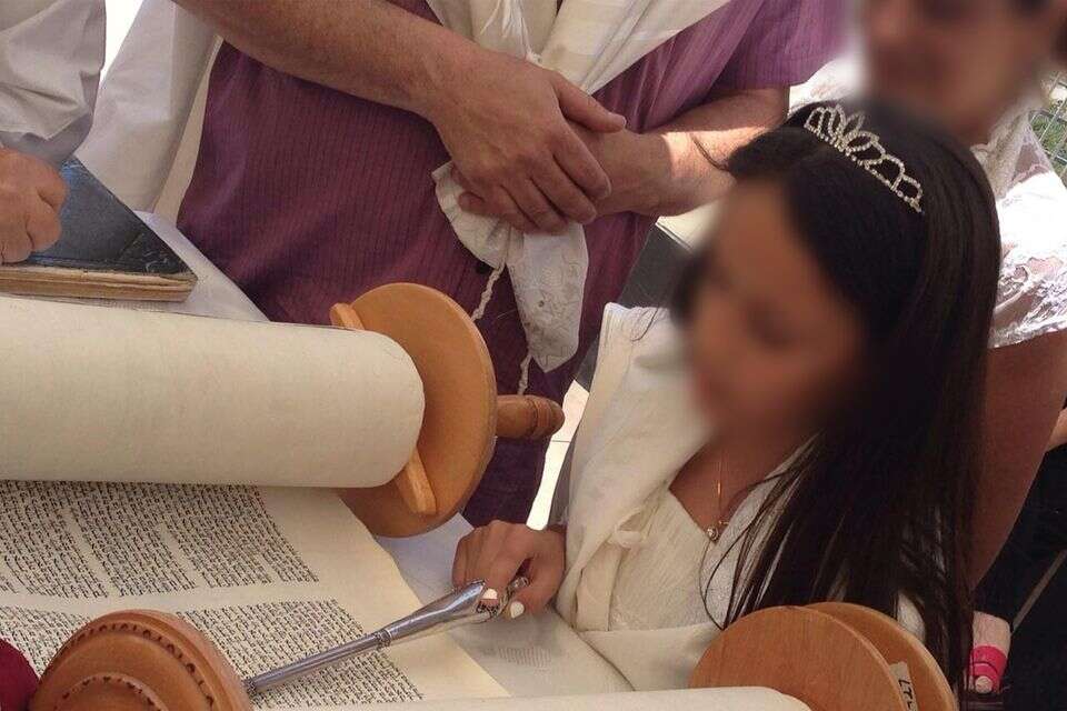לתקן את ההדרה-על-אוטומט. בת מצווה רפורמית בכותל (למצולמת אין קשר לכתבה) , ללא 