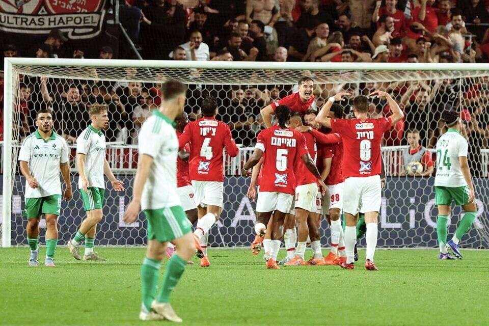 שחקני הפועל תל אביב חוגגים , אלן שיבר