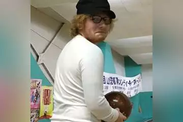 שלבקת חוגרת וגלאח: אד שירן מחדש לקהל