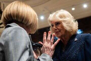 המלכה קמילה הקריאה פו הדוב - והכוכבים באו