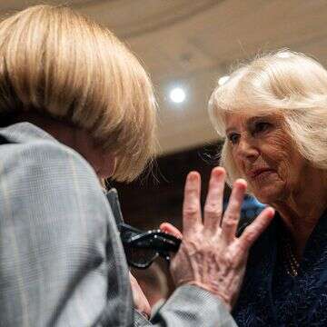 המלכה קמילה הקריאה פו הדוב - והכוכבים באו