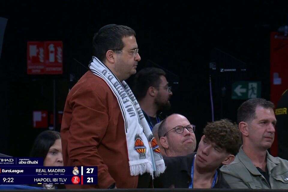 עופר ינאי עם הצעיף של ולנסיה , צילום מסך