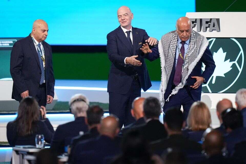 ג'יבריל רג'וב וג'אני אינפנטינו לצד באסם סולימאן, נציג ההתאחדות לכדורגל ,  AP