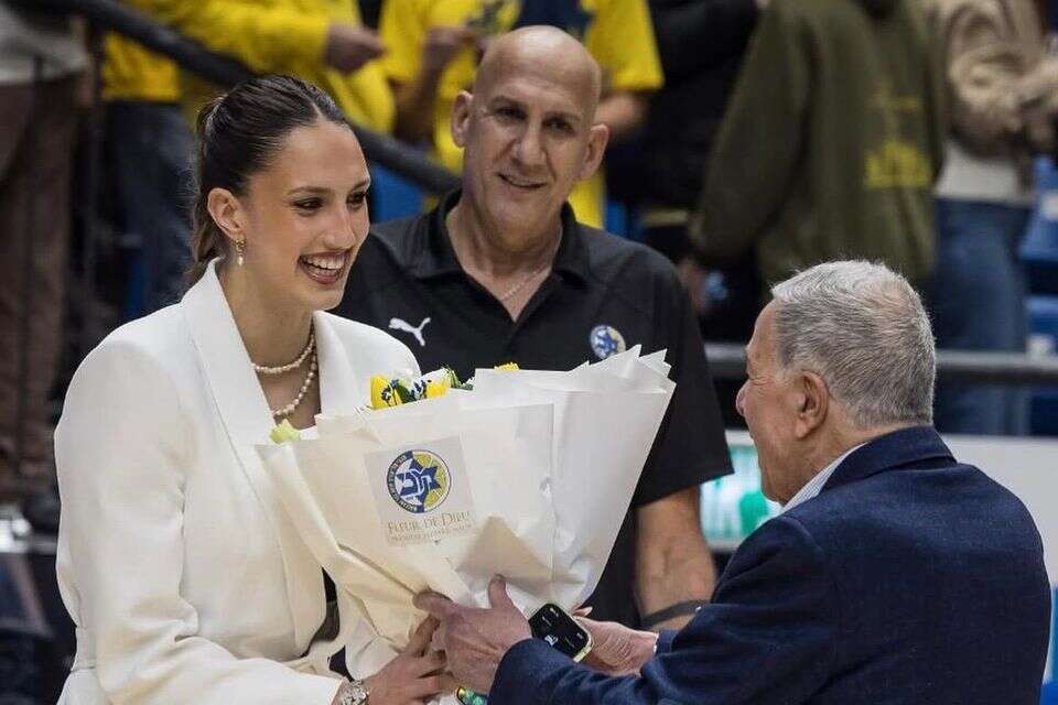 אריאל נשיא מקבלת פרחים משמעון מזרחי. חוזרת לפרקט , אינסטגרם