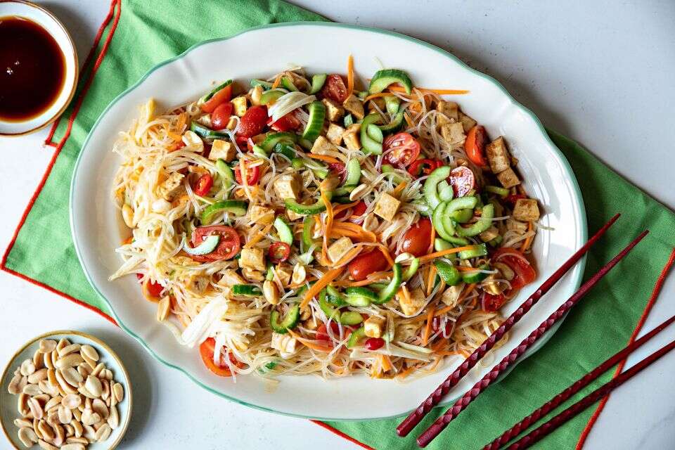 בזכות מרכיב מפתיע: סלט שמצליח להשביע