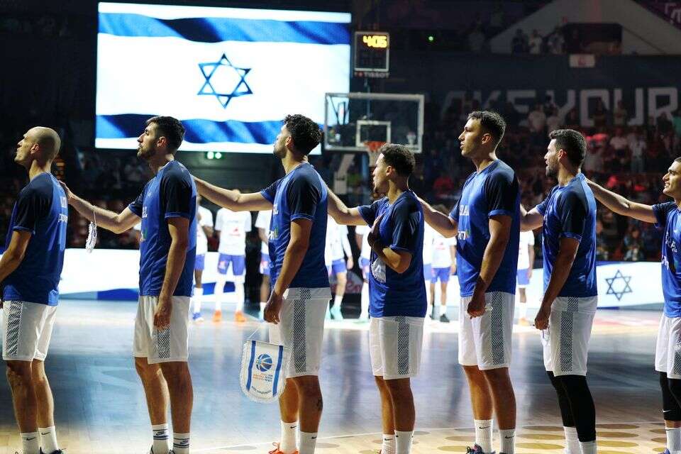איתן בורג ושחקני נבחרת ישראל , אלן שיבר