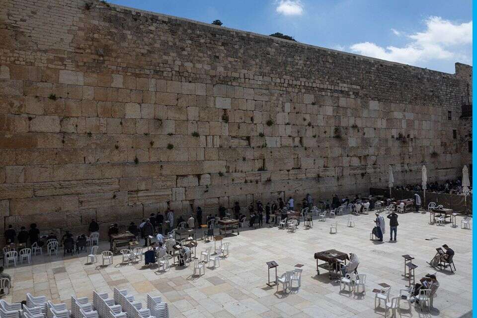 דווקא הכפירה באל היא שהובילה לאסונות הגדולים ביותר. מתפללים בכותל , אורן בן חקון