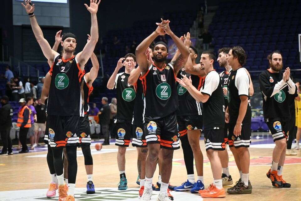 שחקני מכבי ראשון לציון חוגגים , ברני ארדוב