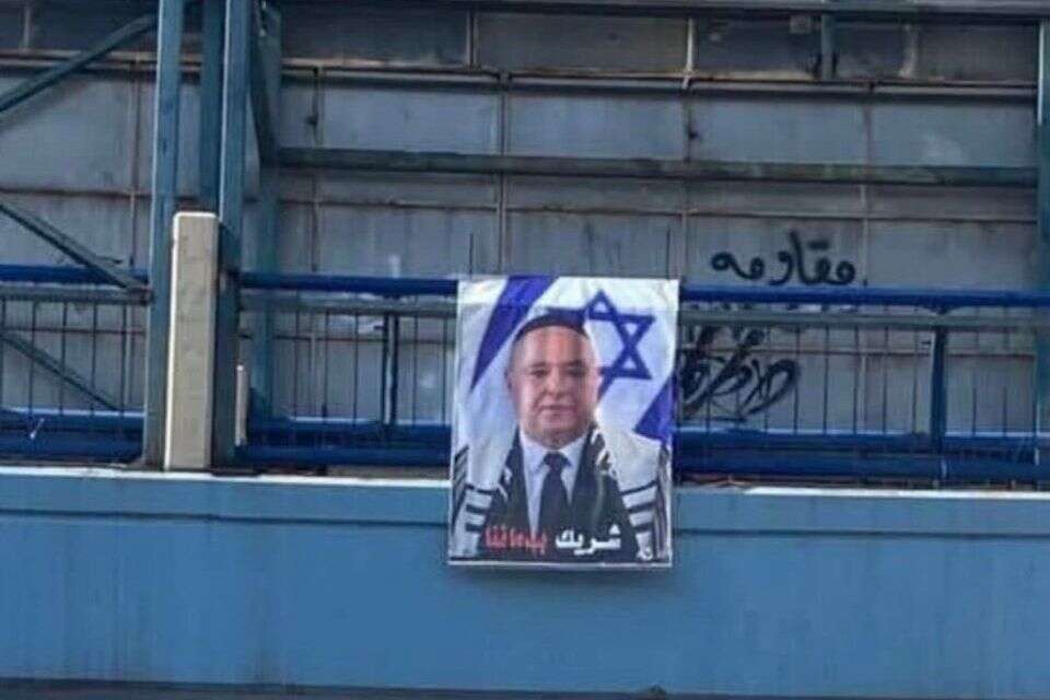 כרזה עם תמונת נשיא לבנון ג'וזף עאון עוטה כיפה וציצית , רשתות ערביות