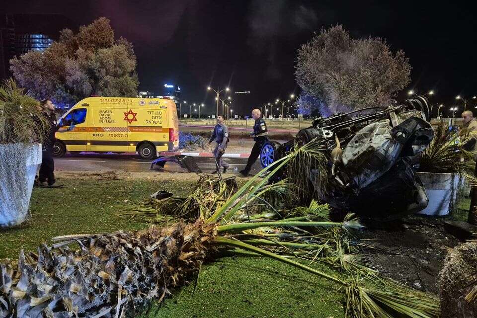 תאונה מחרידה בראשון לציון. מותם של שני צעירי בשנות ה-20 נקבע במקום. שלושה פצועים נוספים פונו לבתי חולים , דוברות מד"א