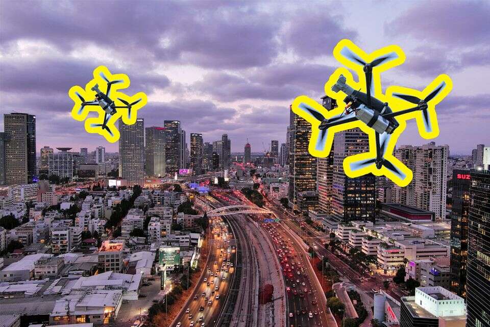רחפן מרוץ (FPV) על רקע נתיבי איילון , רויטרס ואי.אף.פי