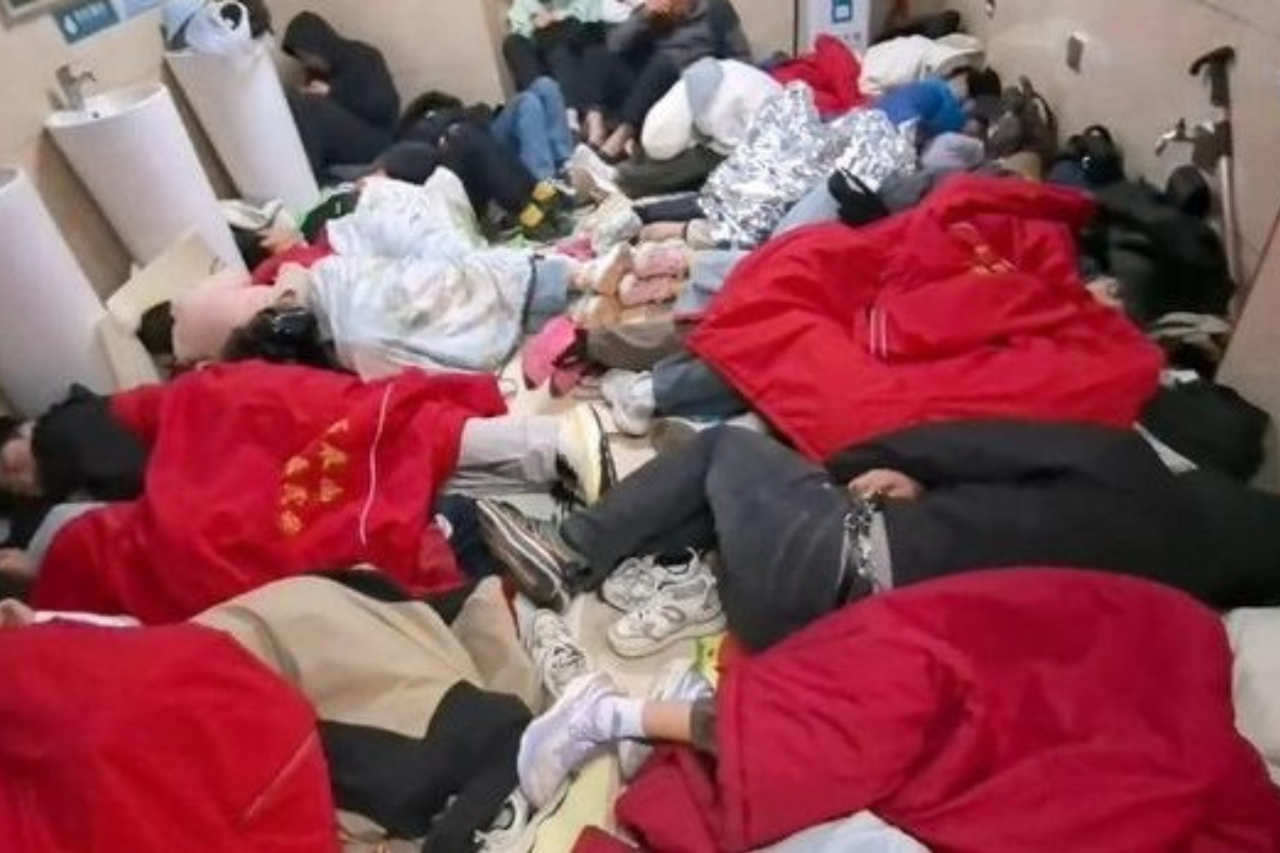 A nightmare of a trip: a storm occurred on the mountain - and the travelers had to sleep in the bathroom
