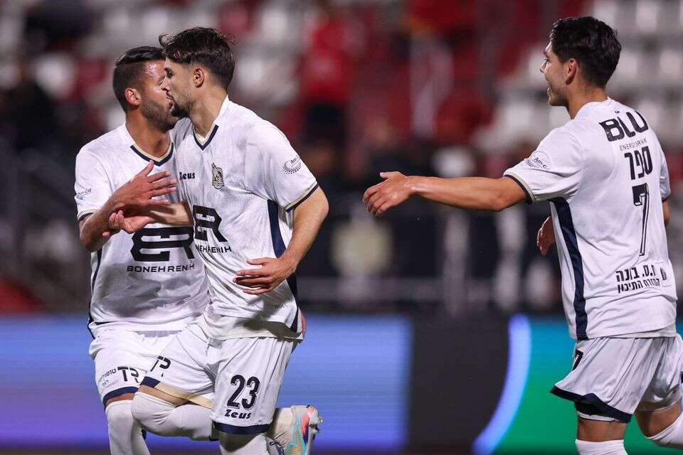 שחקני בני ריינה חוגגים עם ויטאלי דמשקאן , מאור אלקסלסי