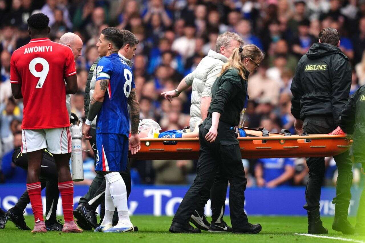 In the debut: the Chelsea player was hit in the head - and was taken to the hospital on a stretcher