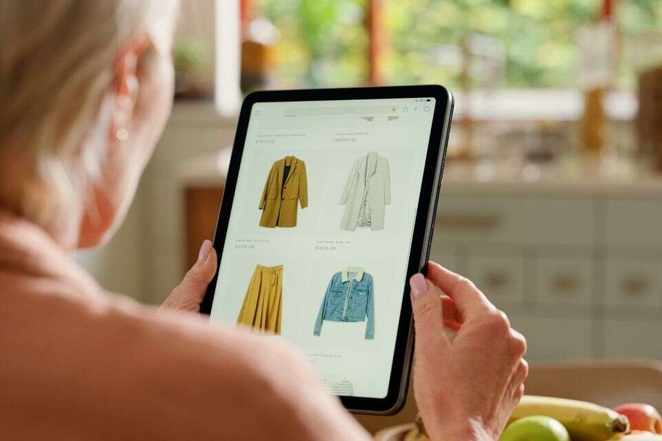טלפון בגדים קניות ארון חכם סטיילינג , istockphoto