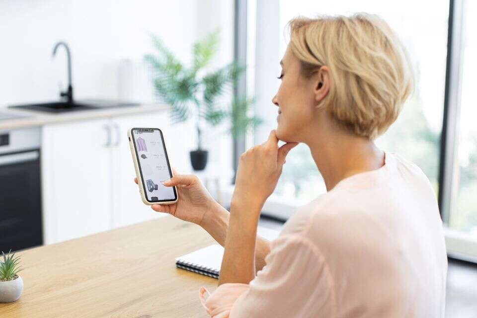 אישה טלפון קניות בגדים , istockphoto