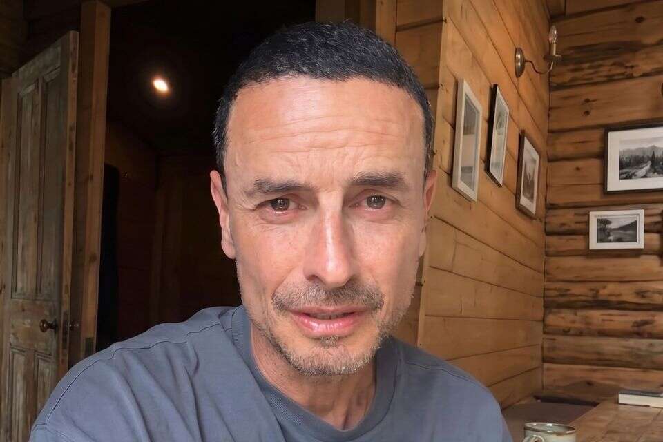 החזיק את עצמו. גיא זו ארץ , אינסטגרם
