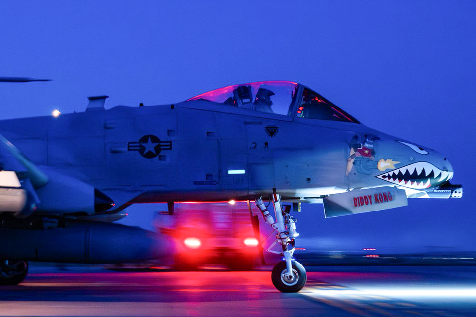מטוס קרב A-10 Thunderbolt של צבא ארה"ב על מסלול ההמראה , .