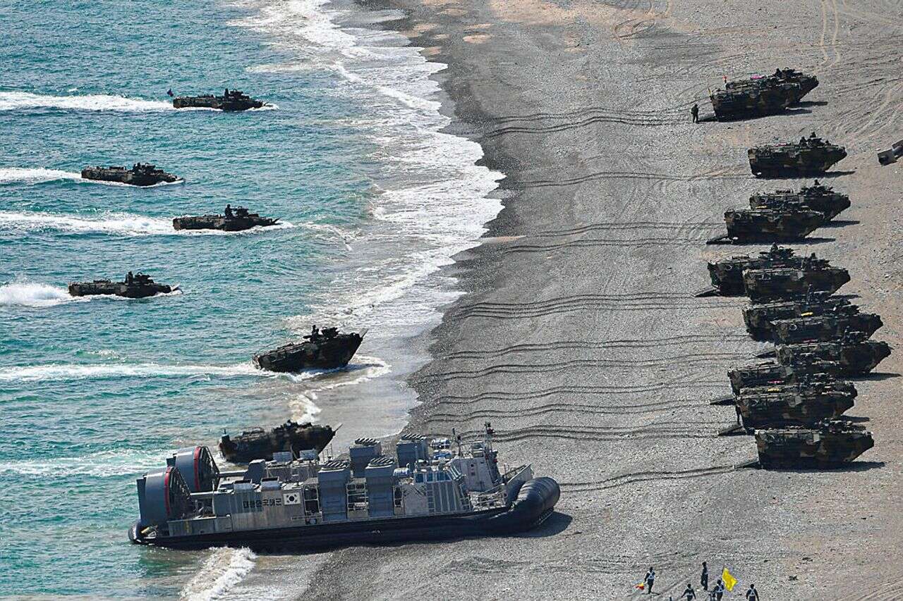 Helicopter carrier, submarines and a lot of firepower: the surprising fleet that the US may need in Hormuz