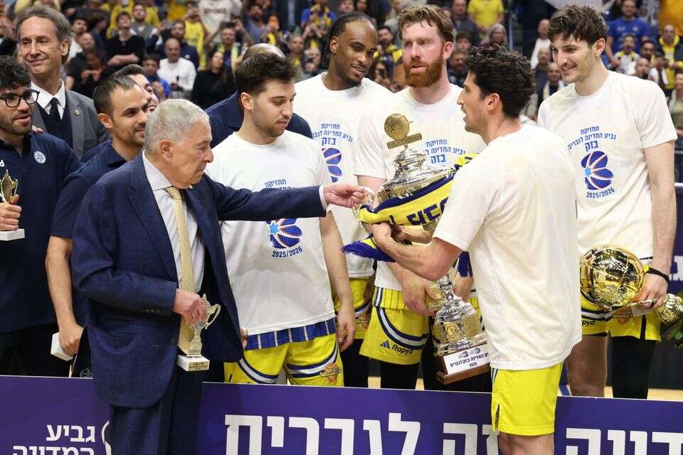 אושיי בריסט (במרכז) , אלן שיבר