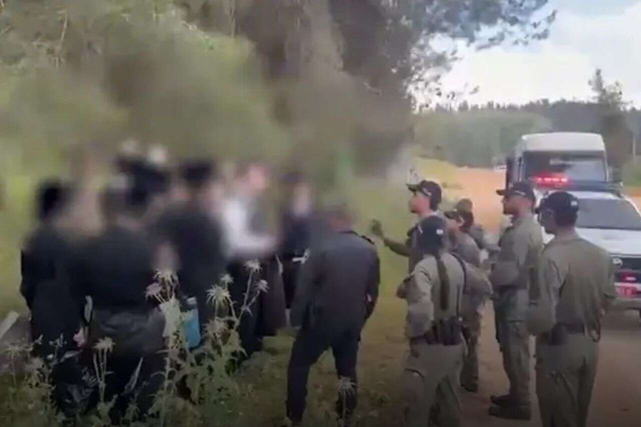 The instructions to the immigrants to Miron: "Block the roads until the police get fed up"