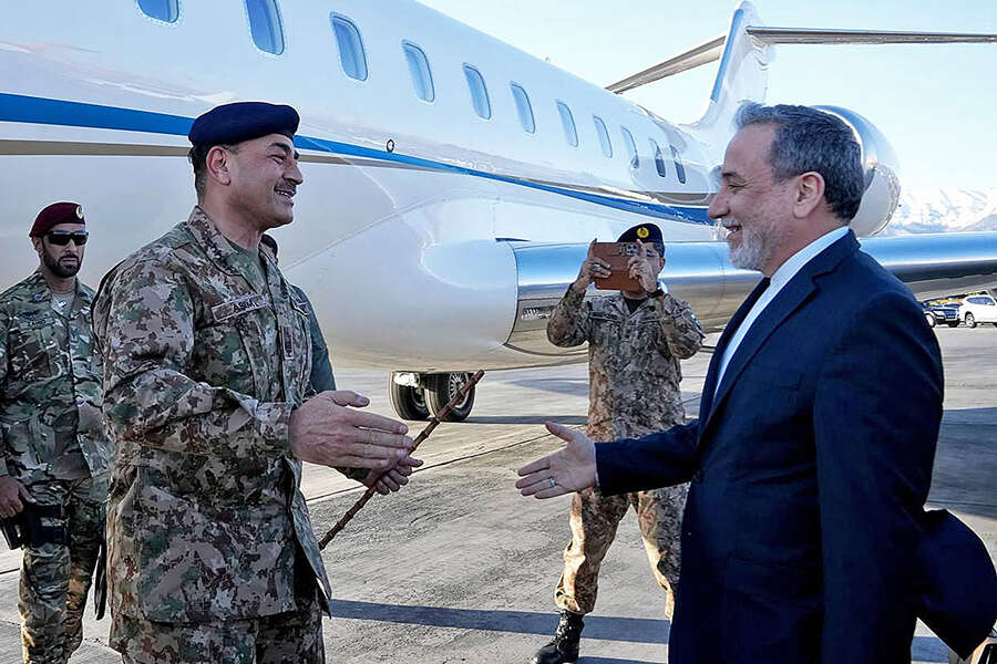 טראמפ מאמין: פקיסטן מבינה את איראן יותר טוב מכולם. ראש המטות המשולבים מוניר מתקבל בטהרן על ידי שר החוץ האיראני עראקצ'י , אי.אף.פי