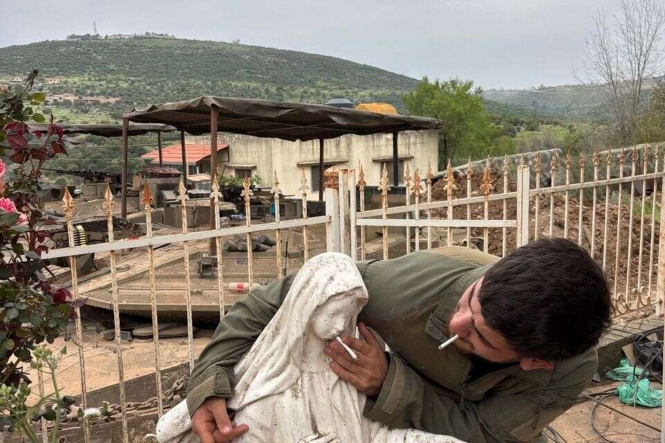 חייל צה"ל תועד מעשן סיגריה עם הפסל של מריה , רשתות ערביות