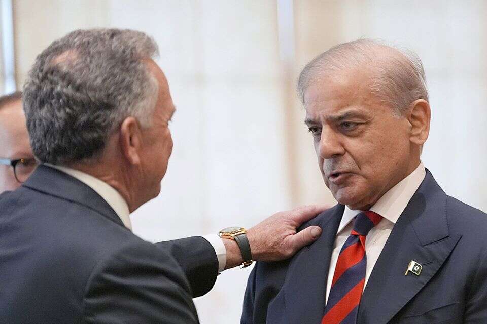 שאיפות גבוהות. ראש ממשלת פקיסטן שהבז שריף עם שליחו של טראמפ סטיב וויטקוף , אי.פי