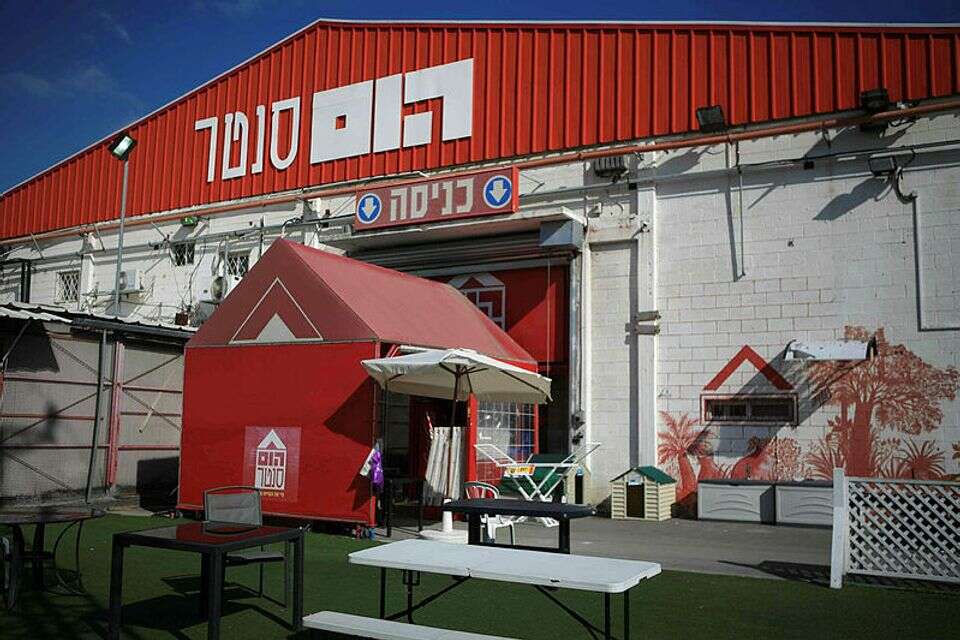 סניף הום סנטר. הרשת תפצה לקוח בגלל סגירה מוקדמת של הסניף , יהושע יוסף
