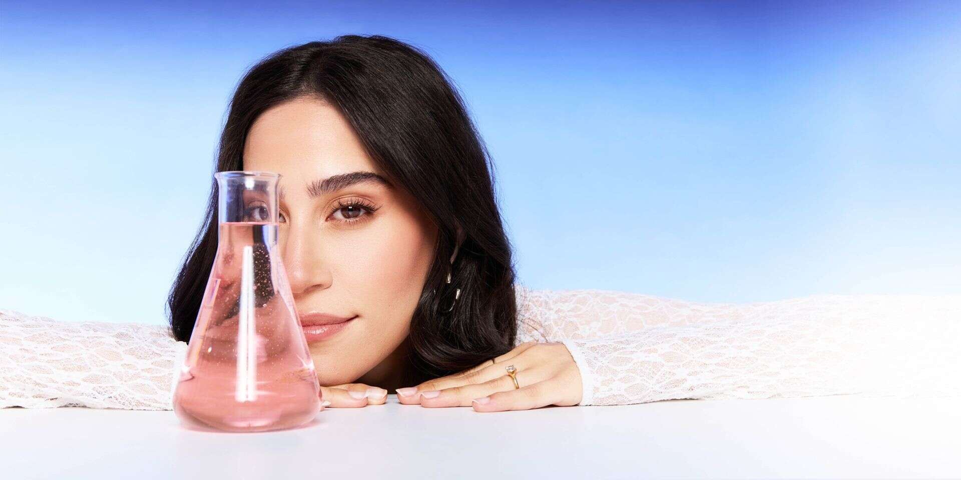 "ההצלחה נמדדת לא באיזה קמפיין לקחתי, אלא לכמה קמפיינים סירבתי כדי לשמור על יושרה". דקל ורד כץ , שילת מזרחי; ע צלמת: גאיה ענבר, ארט: יערה שילוני, איפור ועיצוב שיער: דניאל בר דוד, סטיילינג: אלכס גדרון; בגדים; - טוטאל לוק Castro