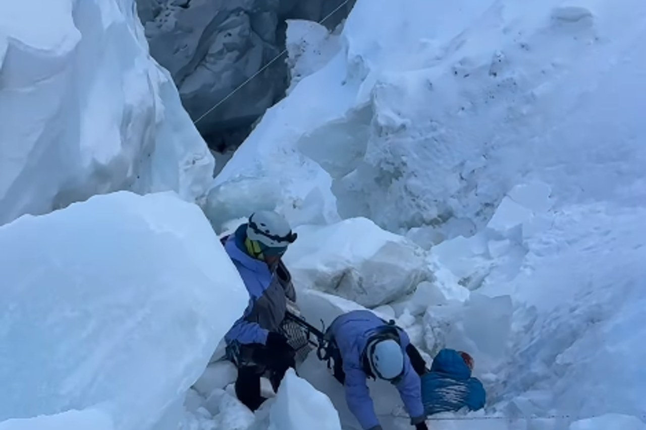 Dramatic documentation from Everest: two hikers were buried under a collapsed ice block - and were rescued