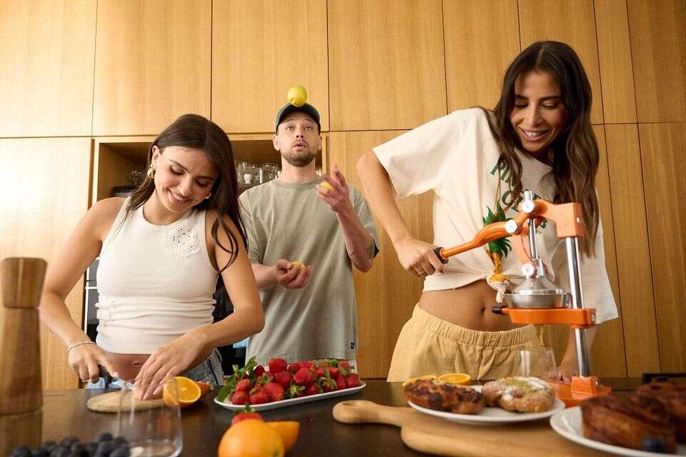 קים אור אזולאי חוזרת לסט , שי יחזקאל