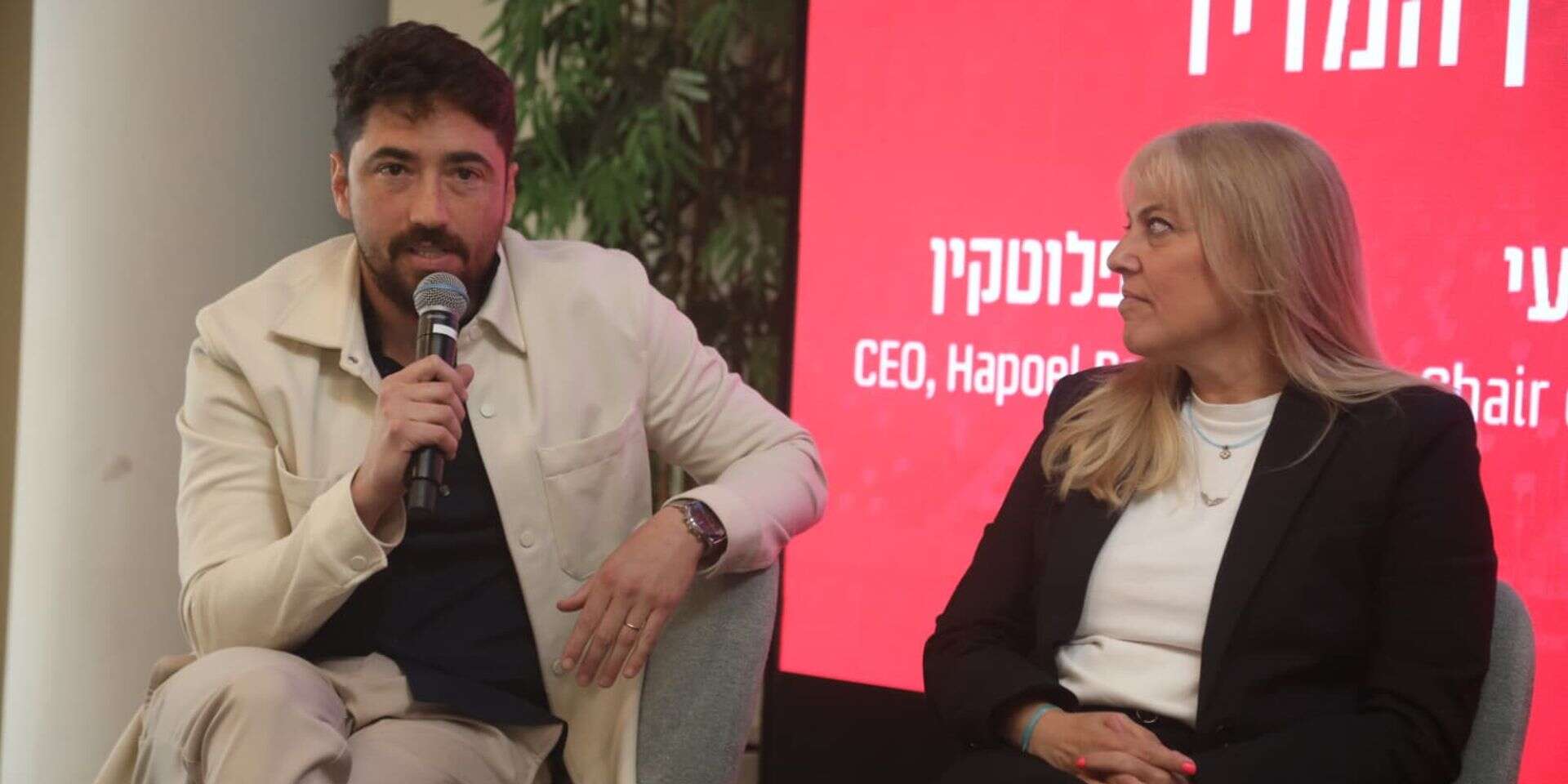 טים פלוטקין (משמאל) בכנס העסקים והטכנולוגיה , גדעון מרקוביץ'