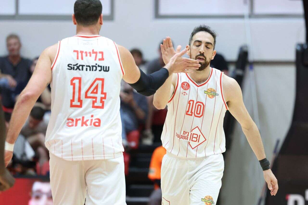 Hapoel Tel Aviv came back from a double-digit deficit - and beat Hapoel Hamek 75:79