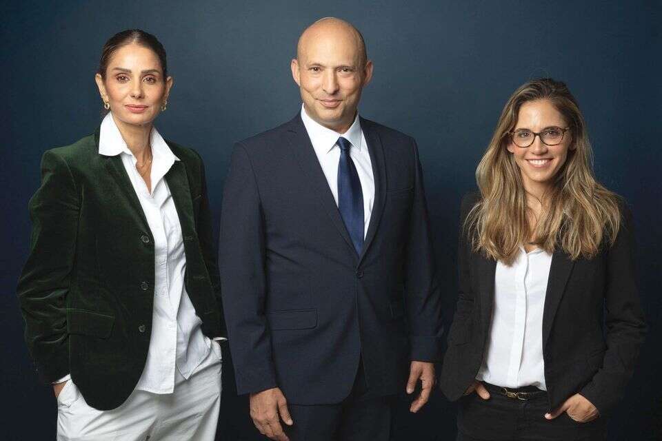 נפתלי בנט עם לירן אבישר בן חורין ו קרן טרנר
" נבחרת התיקון של בנט
, מתוך עמוד הפייסבוק של נפתלי בנט