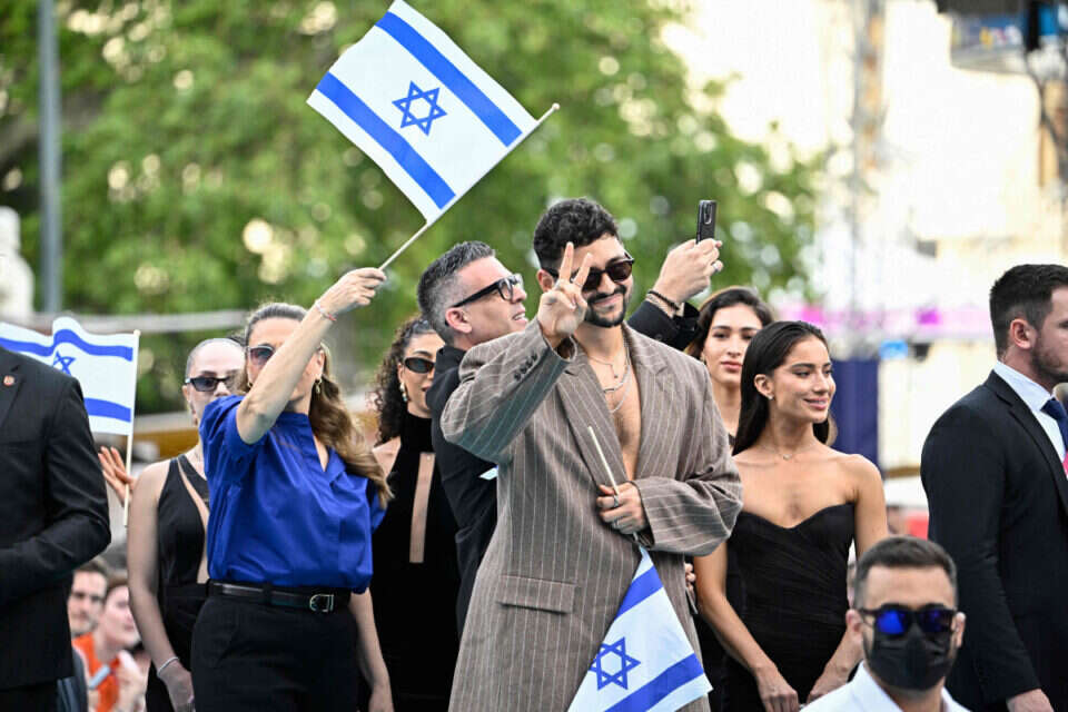 נועם בתן על השטיח הטורקיז, עם ליהיא פרויד והרקדניות, אירוויזיון 2026 , AFP