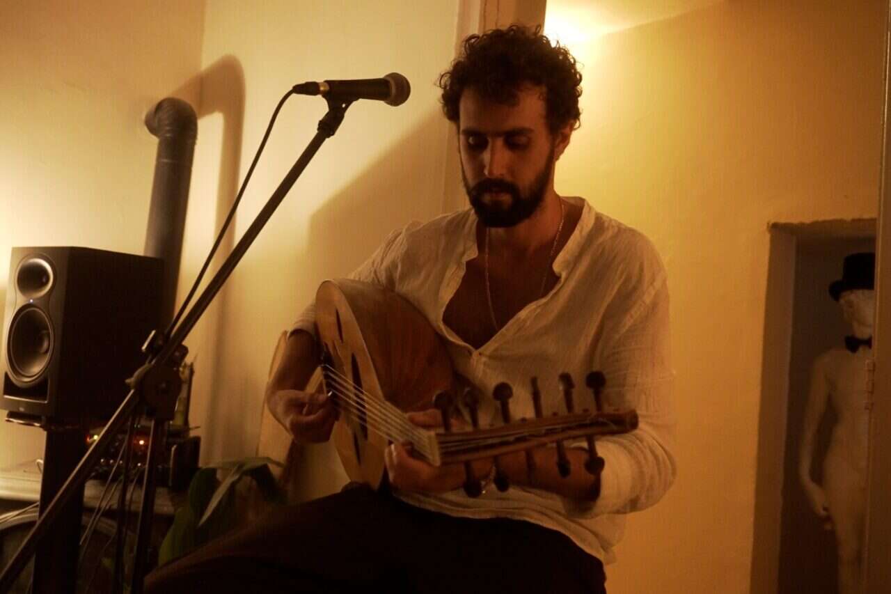 Between Amir Benion and Abdel Halim: the young singer who seeks freedom through music