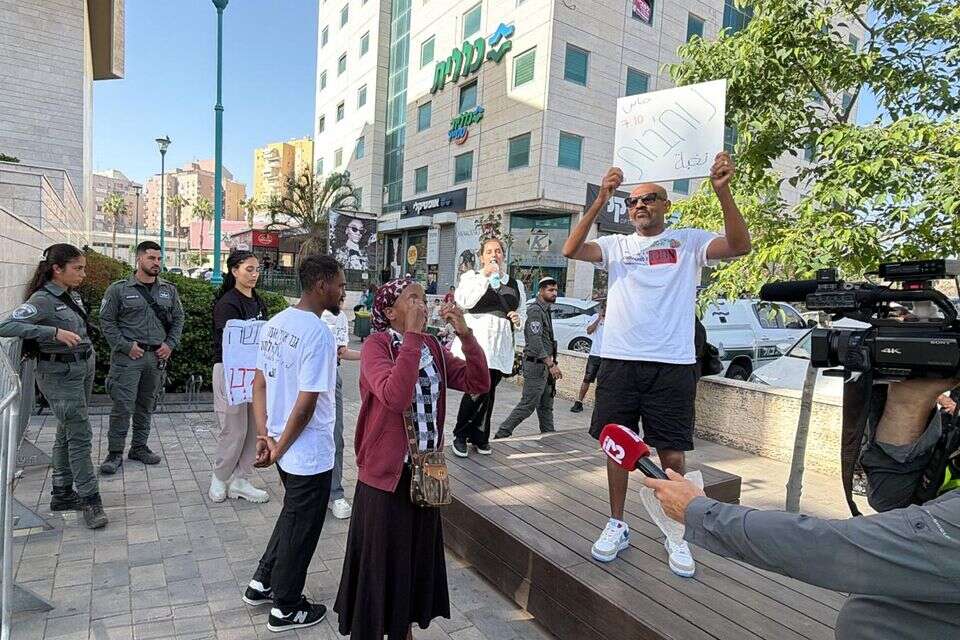 מחוץ לבית המשפט בפרשת רצח זלקה , בן שמחון