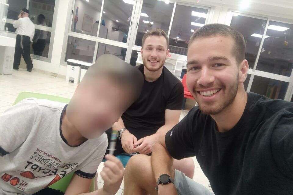 הסטודנטים לרפואה שמתייצבים ליד המשפחות , ללא