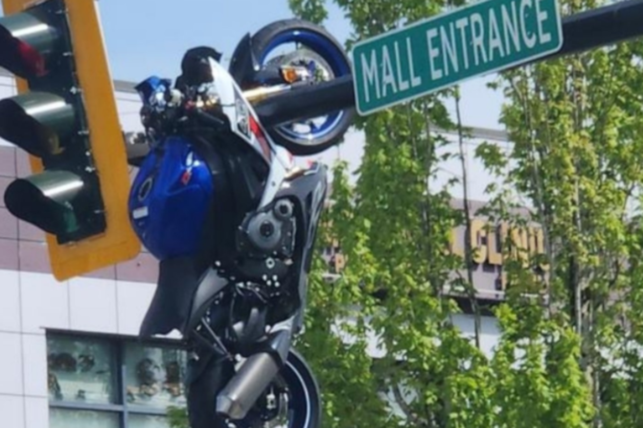 The passengers were surprised: the motorcycle was hung on top of the traffic light This is the reason